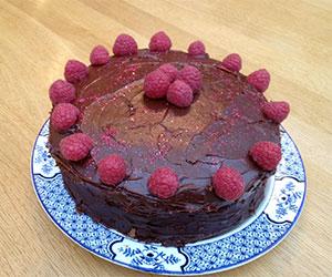 Chocolate cake with ganache and raspberries | Kitchen Geekery